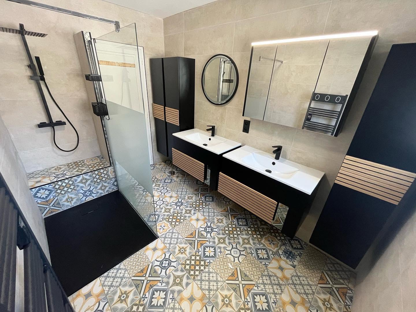 Rénovation de salle de bains avec meuble vasque Salle de bains rénovée avec meuble vasque et rangements intégrés